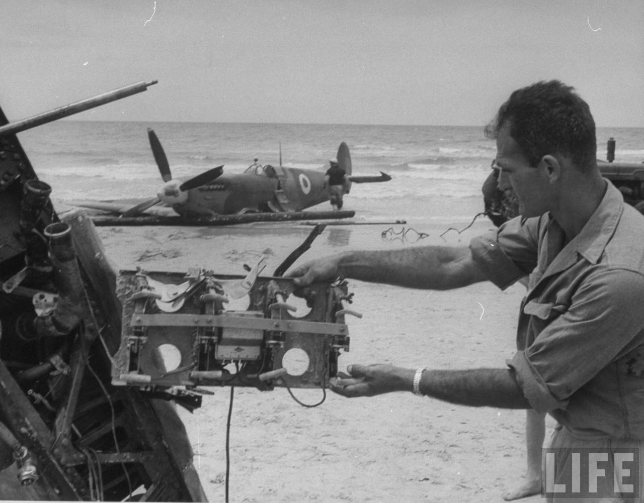 1948. Солдат рассматривает сбитый египетский «Спитфайер» на пляже Тель-Авива